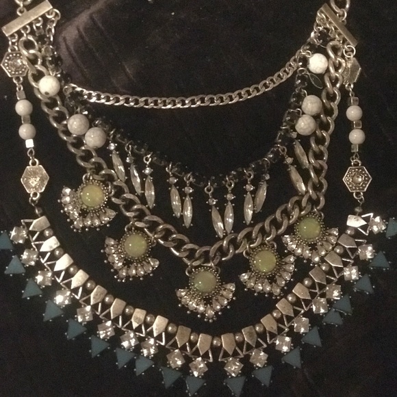 BAUBLE BAR STATEMENT NECKLACE - Picture 3 of 4